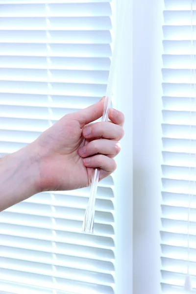 Someone opens blinds — Stock Photo, Image