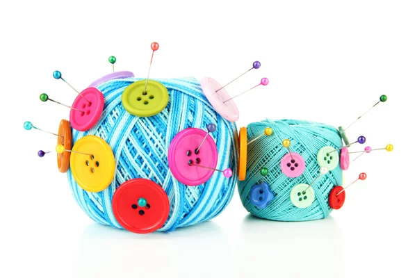 Botones coloridos y bolas de lana, aislados en blanco — Foto de Stock