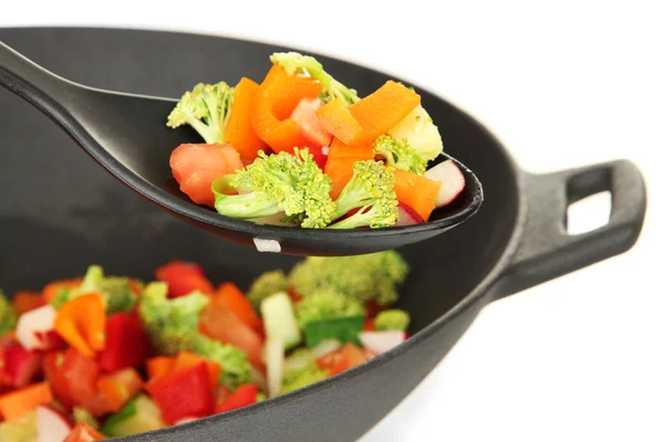 Ragù vegetale nel wok, isolato su bianco — Foto Stock