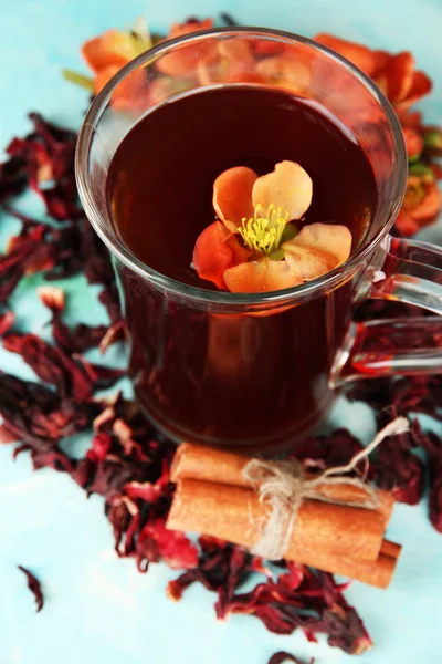 Kräutertee in Glasschale, auf farbigem Holzhintergrund — Stockfoto