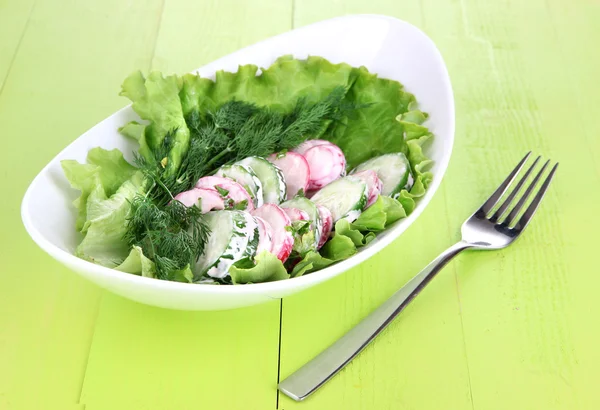 Ensalada de verduras con vitamina en un tazón sobre una mesa de madera —  Fotos de Stock