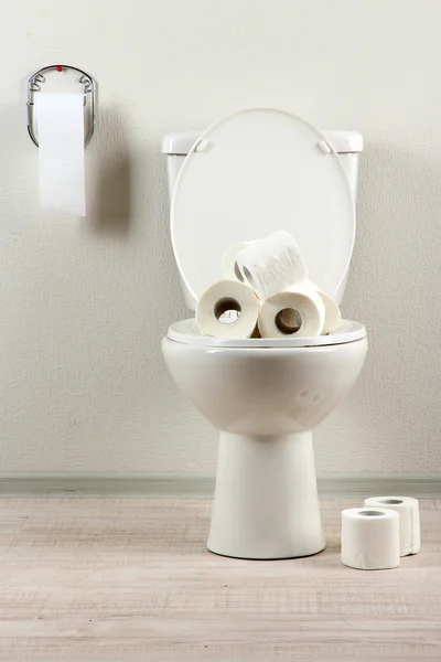 Witte toiletpot met toiletpapier in een badkamer — Stockfoto