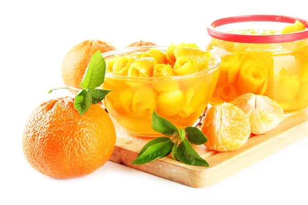 Oranžový jam s kůrou a mandarinky na dřevěný stůl, izolované na bílém — Stock fotografie