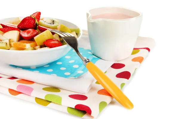 La ensalada útil de frutas frescas y las bayas en la escudilla aislada sobre blanco — Foto de Stock