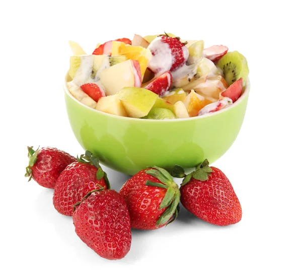 Salade de fruits utiles de fruits frais et de baies dans un bol isolé sur blanc — Photo