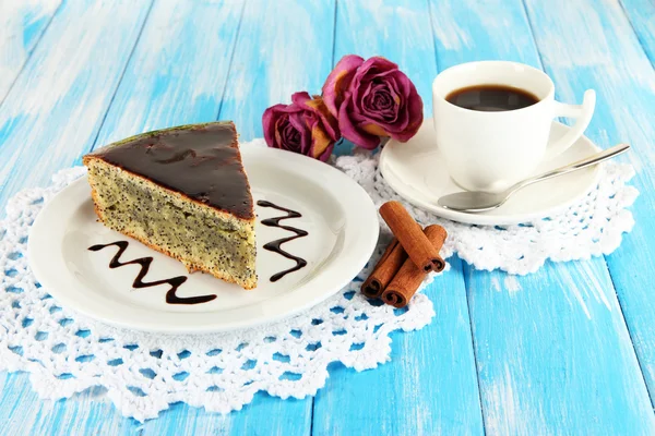 Delicious poppy seed cake with cup of coffee on table close-up — Stock Photo, Image