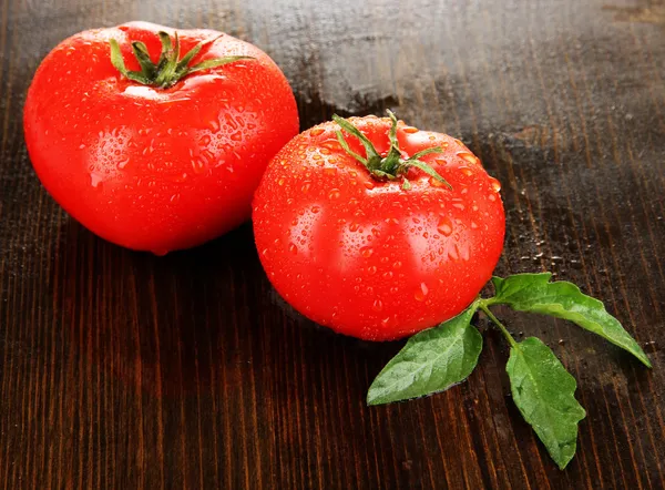 Tomates frescos sobre fundo de madeira — Fotografia de Stock