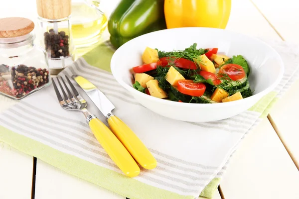 Leichter Salat im Teller auf Holztisch — Stockfoto