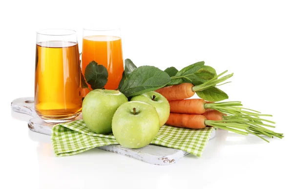 Gläser mit Saft, Äpfeln und Karotten, isoliert auf weiß — Stockfoto