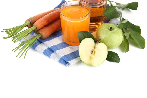 Vasos de jugo, manzanas y zanahorias, aislados sobre blanco —  Fotos de Stock