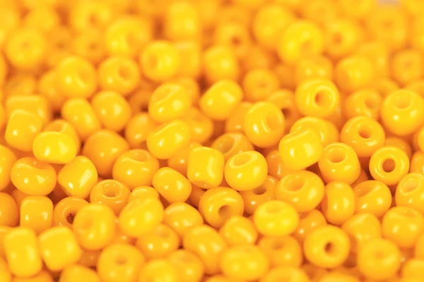 Желтые бусины крупным планом — стоковое фото