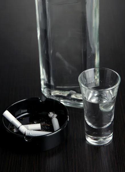 Vodka sul tavolo primo piano — Foto Stock