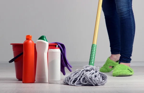 Piso de limpieza en la habitación primer plano —  Fotos de Stock