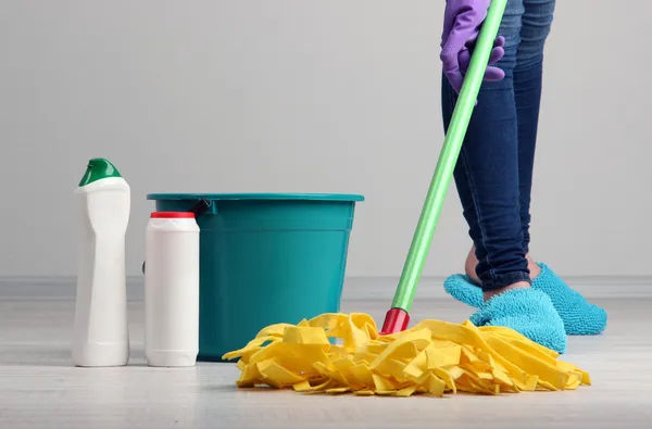 Piso de limpieza en la habitación primer plano — Foto de Stock