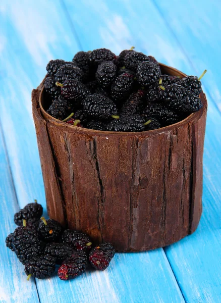 Reife Maulbeeren in Schale auf Holzgrund — Stockfoto