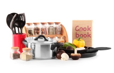 mutfak araçları, baharatlar ve sebzeler üzerinde beyaz izole kompozisyon