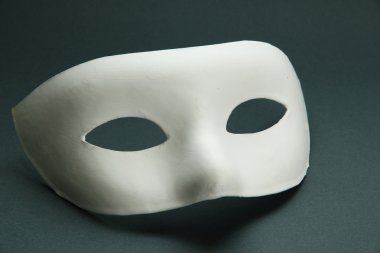 gri zemin üzerine beyaz maske