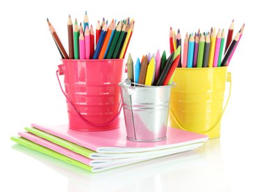 copybooks üzerinde beyaz izole ile renkli kalemler