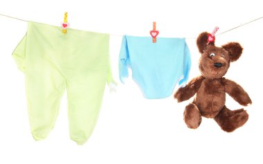 Bebek giysileri üzerinde beyaz izole clothesline üzerinde asılı