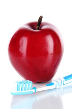beyaz izole bir diş fırçası ile elma