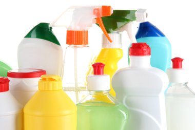 çeşitli ev temizleyicileri ve renkli Süngerler, üzerinde beyaz izole eldivenler