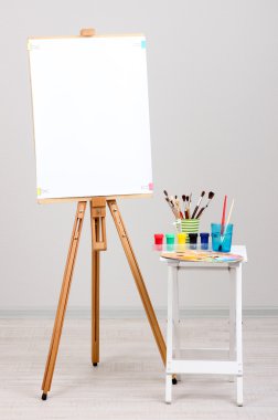 temiz kağıdı ve odada sanat malzemeleri ahşap şövale