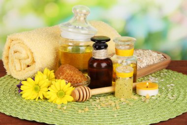 yağlar ve ahşap masa yakın çekim bal kokulu bal spa