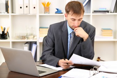 onun işyerinde ofiste genç işadamı