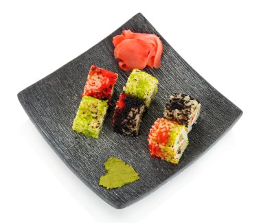 lezzetli maki sushi - roll üzerine beyaz izole
