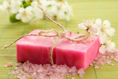 Bambu hasır üzerinde doğal el yapımı Sabun