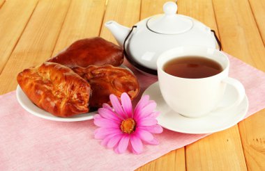 çay tablo yakın çekim üzerine vişneli tart