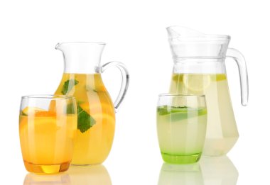 portakal ve limon limonata sürahi ve bardak beyaz izole