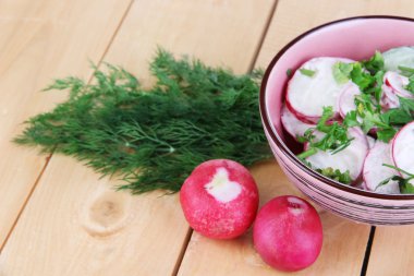 ahşap masa yakın çekim ıslak zeminde vitamini sebze salatası