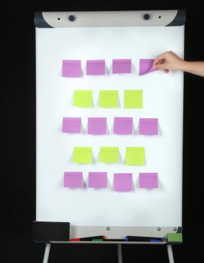 Flipchart siyah arka plan üzerine