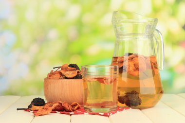 karışık kuru meyve kase ve doğal zemin üzerine ahşap masa üzerinde kurutulmuş meyve kompostosu