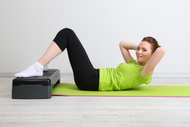 güzel bir genç kadın Step egzersizleri