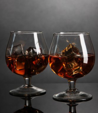 Brandy camları buz gri arka plan üzerinde