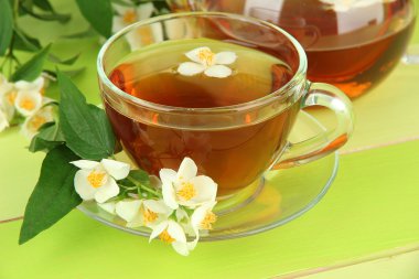 çay Yasemin, ahşap masa üstünde ile yakın çekim