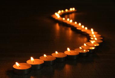 Koyu arkaplanda mumlar yakılıyor