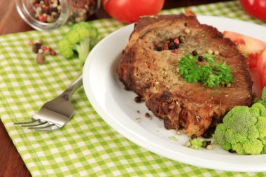 plaka yakın çekim üzerinde kızarmış et parçası