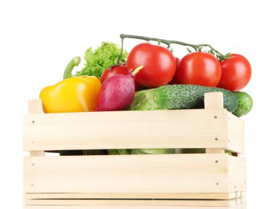 beyaz zemin üzerine ahşap kutusunda taze sebze