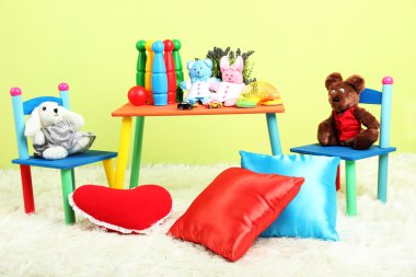 Ekipman ve oyuncaklar ile modern çocuk odası