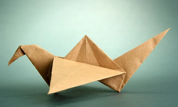 Кран Оригами на сером фоне — стоковое фото