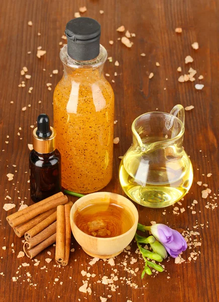 Beautiful spa setting on wooden table close-up — Stock Photo, Image