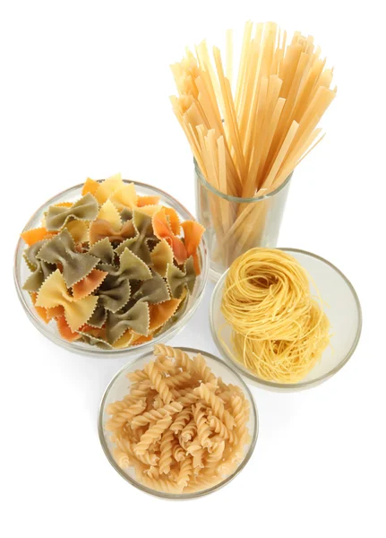 Verschiedene Arten von Pasta isoliert auf weiß — Stockfoto