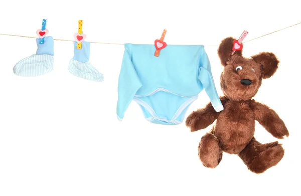 Opknoping op de waslijn, geïsoleerd op witte kleren van de baby — Stockfoto