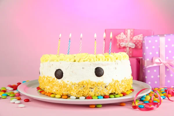 Happy birthday cake and gifts, on pink background — Stock Photo, Image