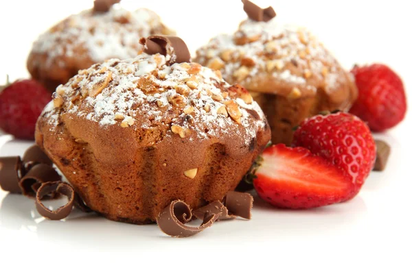 Lekkere muffin cakes met aardbeien en chocolade, geïsoleerd op wit — Stockfoto