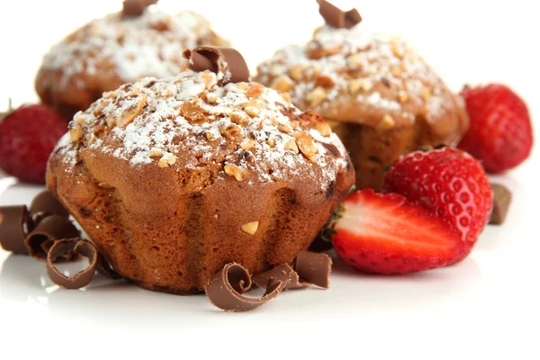 Leckere Muffin-Kuchen mit Erdbeeren und Schokolade, isoliert auf weiß — Stockfoto