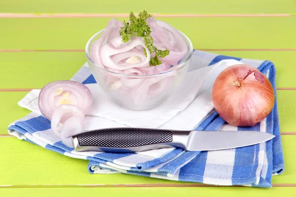 Zwiebeln mit Ringen in Schüssel auf Holztisch in Großaufnahme schneiden — Stockfoto